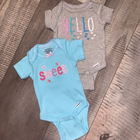 GERBER Onesies set of 2‎ baby girl- size Preemie - Picture 1 of 9